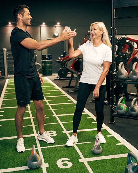 Frau und Mann beim Functional Training